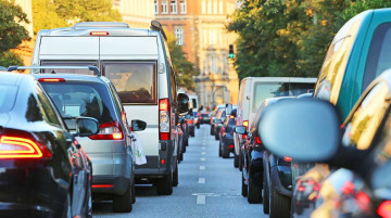 photographie d'une avenue avec beaucoup de trafic automobile