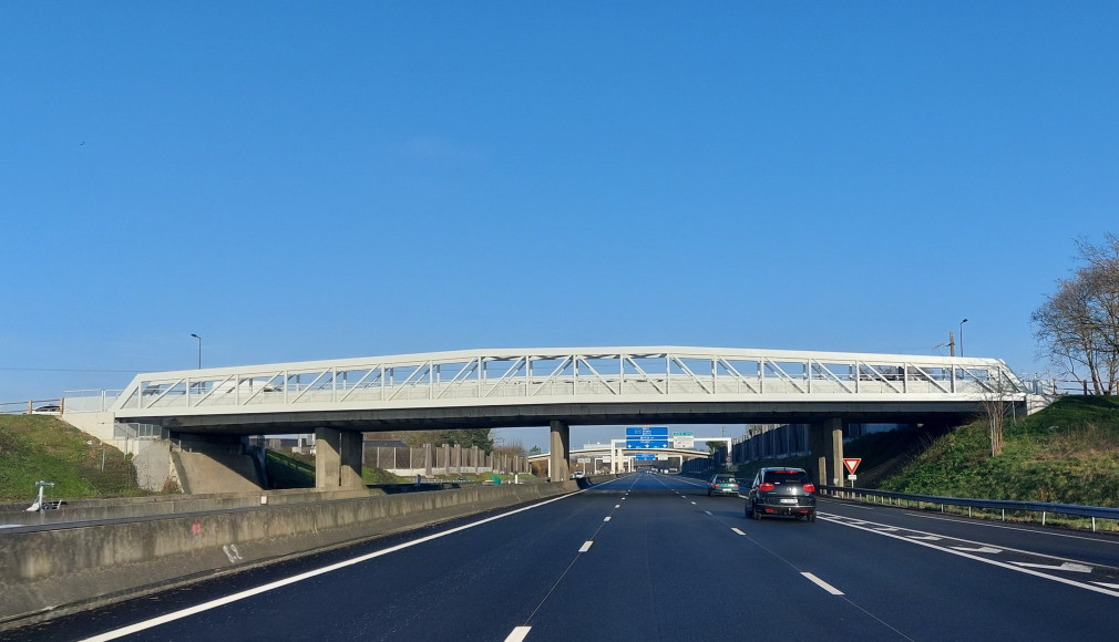 Conception et pose de 2 passerelles vélos et piétons hors norme au-dessus de l'A87 (49)