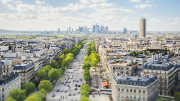 photographie aérienne d'une avenue Paris, avec comme arrière plan de la quartier de La Défense